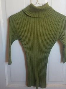 Green mid sleeve turtleneck sweater